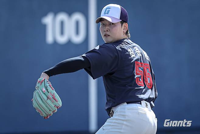 어수선한 롯데에 희소식 등장…'교통사고' 김원중+68홀드 필승조, 개막 합류 보인다