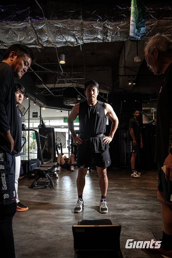 롯데에 떨어진 '원정도박' 폭탄,