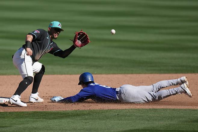 '김혜성 이렇게만 하면 다저스 주전 확률 100%' 하루에 안타 2개, 도루 2개, 호수비 2개…더이상 어떻게 더 잘하나