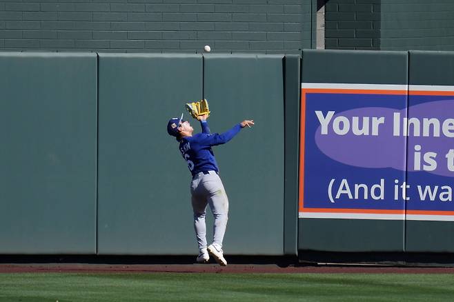 '김혜성 이렇게만 하면 다저스 주전 확률 100%' 하루에 안타 2개, 도루 2개, 호수비 2개…더이상 어떻게 더 잘하나