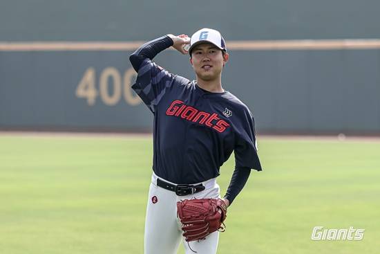 '155km 강속구 vs 들쭉날쭉 제구' 무엇이 본모습일까...롯데 '亞쿼터' 두산 상대 마침내 첫 선, 5선발 꿰찰까 [미야자키 라이브]