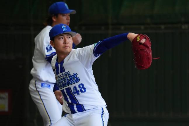 '155km 강속구 vs 들쭉날쭉 제구' 무엇이 본모습일까...롯데 '亞쿼터' 두산 상대 마침내 첫 선, 5선발 꿰찰까 [미야자키 라이브]