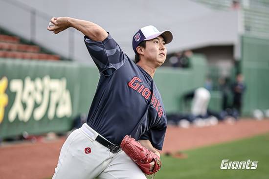 '155km 강속구 vs 들쭉날쭉 제구' 무엇이 본모습일까...롯데 '亞쿼터' 두산 상대 마침내 첫 선, 5선발 꿰찰까 [미야자키 라이브]
