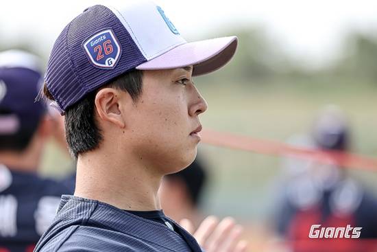 '155km 강속구 vs 들쭉날쭉 제구' 무엇이 본모습일까...롯데 '亞쿼터' 두산 상대 마침내 첫 선, 5선발 꿰찰까 [미야자키 라이브]