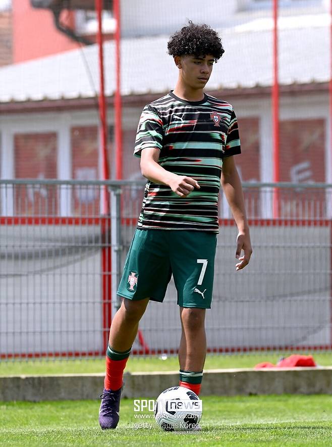 日 축구에 3-0 완승…'190cm' 호날두 주니어, 어시스트보다 더 미친 피지컬 → 16살인데 이미 호날두보다 크다