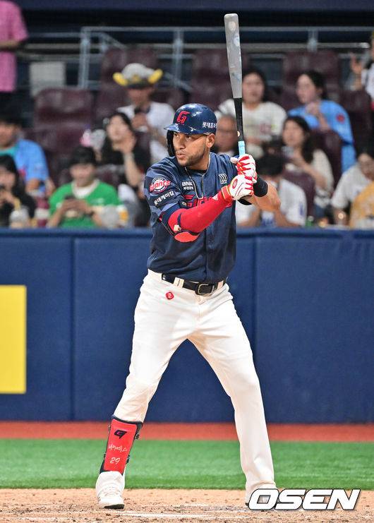 롯데 새 리드오프 무섭다! 레이예스, 이영하 상대 1회초 선두타자 홈런 폭발…확실한 기선제압 [오!쎈 미야자키]