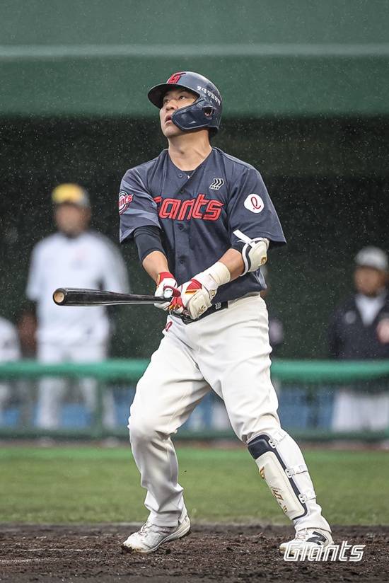 갑자기 내야 2자리 텅텅→롯데 '큰일 났다' 싶었는데...전율의 그랜드슬램 '쾅'!