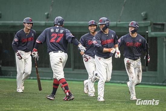 갑자기 내야 2자리 텅텅→롯데 '큰일 났다' 싶었는데...전율의 그랜드슬램 '쾅'!