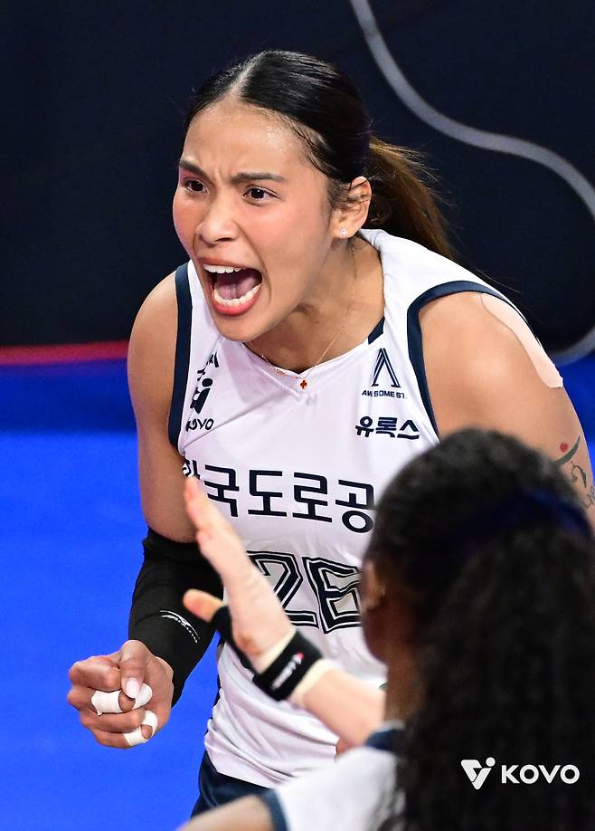 타나차 일시 대체 선수 영입 검토, '1위 하이패스' 한국도로공사에 걸린 제동 [IS 포커스]