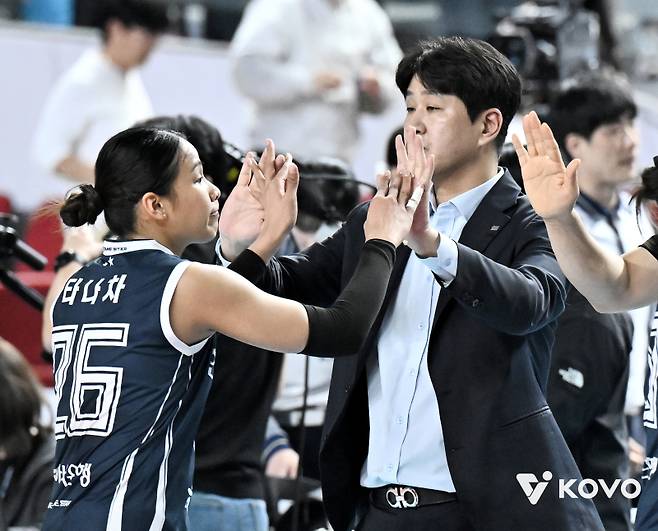 타나차 일시 대체 선수 영입 검토, '1위 하이패스' 한국도로공사에 걸린 제동 [IS 포커스]