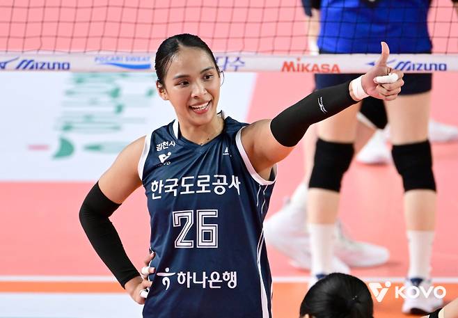 타나차 일시 대체 선수 영입 검토, '1위 하이패스' 한국도로공사에 걸린 제동 [IS 포커스]