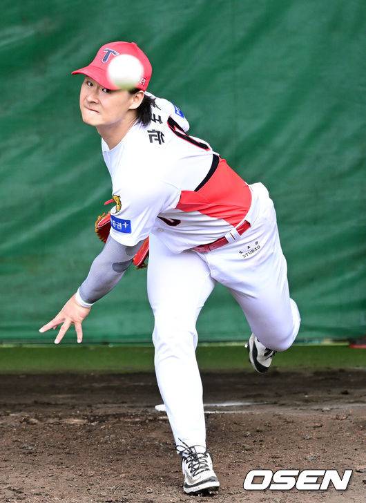 ‘KS 2승→국가대표→팔꿈치 수술’ 복귀 임박 KIA 22살 좌완, 재활 이겨낸 비법이 게임이라고? [오!쎈 오키나와]