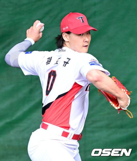 ‘KS 2승→국가대표→팔꿈치 수술’ 복귀 임박 KIA 22살 좌완, 재활 이겨낸 비법이 게임이라고? [오!쎈 오키나와]