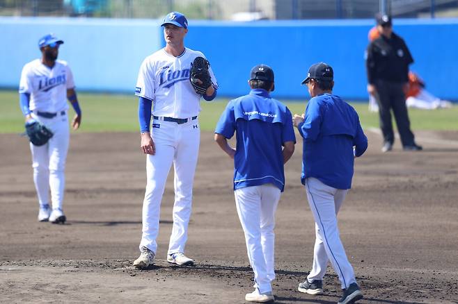 '우승 후보' 삼성, 초비상! '푸른 피 에이스' 원태인 이어 'ML 1라운더 출신' 매닝마저 팔꿈치 통증...선발 연쇄 부상에 '눈물'