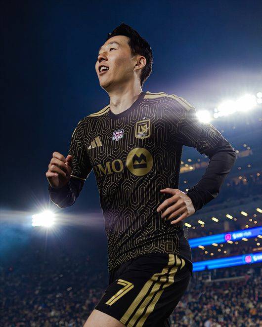 팀 박살나는데 손흥민 유니폼 '구걸'... 폭풍 비난에도 행복한 수비수,