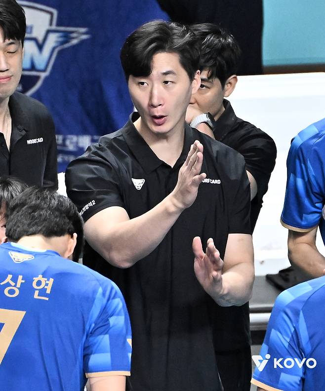 지금까지 이런 감독대행은 없었다…‘승률 76.92%’ 박철우 감독대행에게 붙은 ‘대행’을 시즌 중에 떼줘야 하는 것 아닌가 [남정훈의 오버 더 네트]