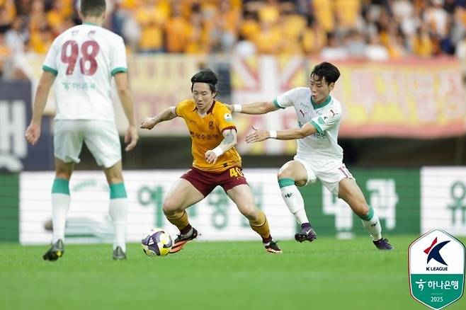 “이정효 감독께 크게 혼난 뒤 사우디행 명단에서 빠졌죠” 2025년 ‘광주 MVP’ 신창무가 꼽은 축구 인생 터닝 포인트 [이근승의 믹스트존]