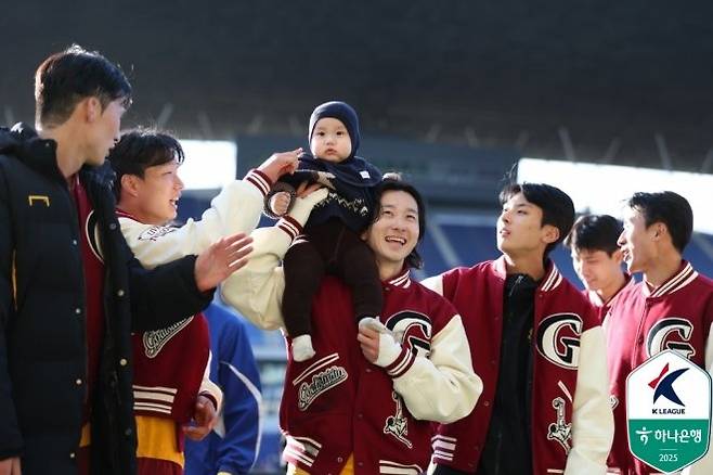 “이정효 감독께 크게 혼난 뒤 사우디행 명단에서 빠졌죠” 2025년 ‘광주 MVP’ 신창무가 꼽은 축구 인생 터닝 포인트 [이근승의 믹스트존]