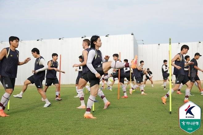 “이정효 감독께 크게 혼난 뒤 사우디행 명단에서 빠졌죠” 2025년 ‘광주 MVP’ 신창무가 꼽은 축구 인생 터닝 포인트 [이근승의 믹스트존]