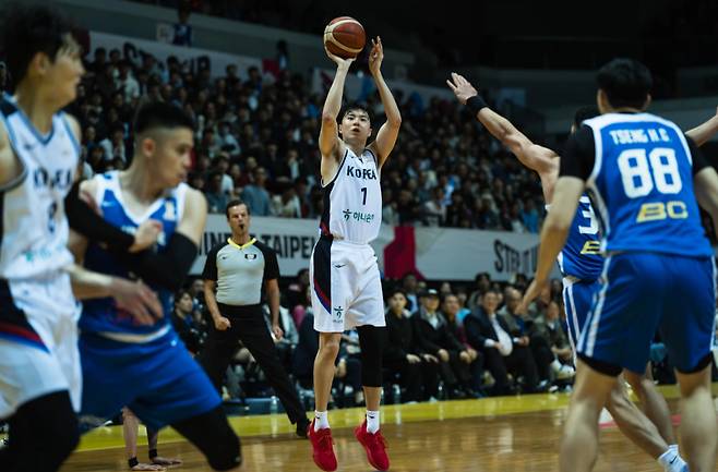 '韓 농구 최초' 외국인 사령탑 '데뷔전 대참사', 최약체 대만에 무려 17년 만의 패배 굴욕