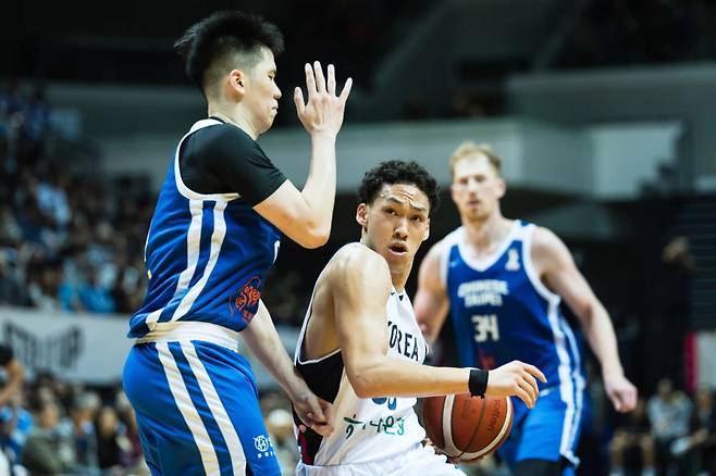 '韓 농구 최초' 외국인 사령탑 '데뷔전 대참사', 최약체 대만에 무려 17년 만의 패배 굴욕