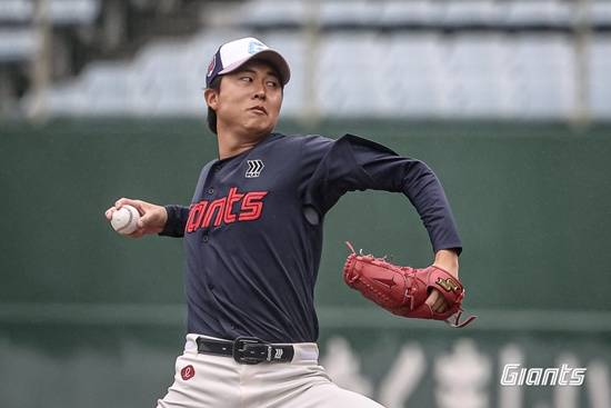 '155km 강속구 어디갔어?' 첫 등판서 최저 140km...롯데 '亞쿼터' 첫 선발 투구, 기대한 장점 안 보였다→5선발 이대로 탈락하나 [미야자키 캠프]