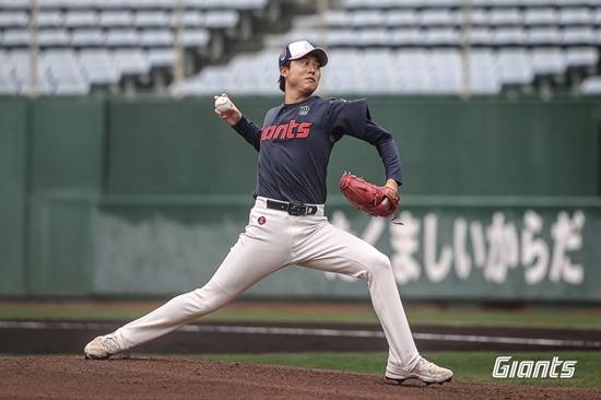 '155km 강속구 어디갔어?' 첫 등판서 최저 140km...롯데 '亞쿼터' 첫 선발 투구, 기대한 장점 안 보였다→5선발 이대로 탈락하나 [미야자키 캠프]