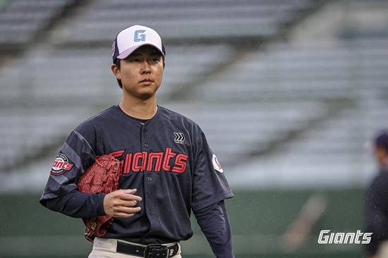 '155km 강속구 어디갔어?' 첫 등판서 최저 140km...롯데 '亞쿼터' 첫 선발 투구, 기대한 장점 안 보였다→5선발 이대로 탈락하나 [미야자키 캠프]