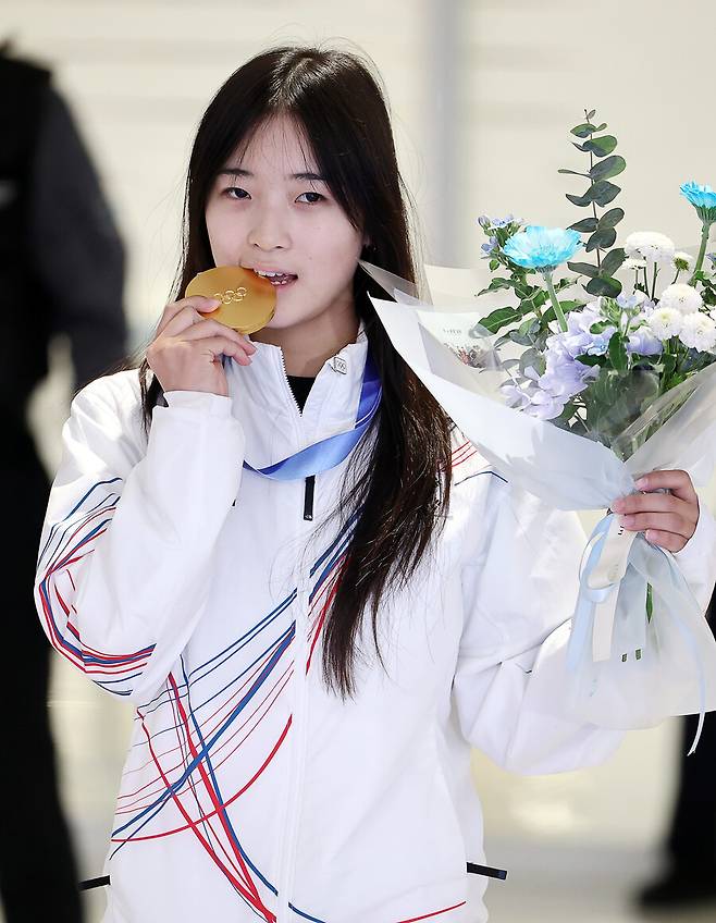 '시계 하나가 1천만원' 최가온, 오메가 명품시계 국내서 직접 수령했다