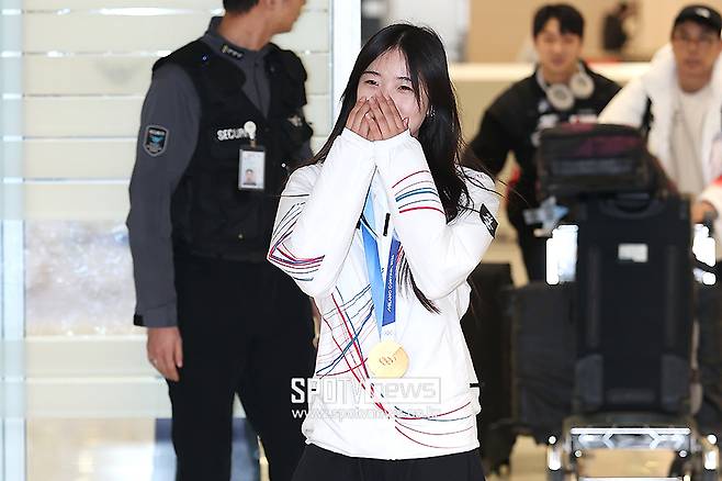 '시계 하나가 1천만원' 최가온, 오메가 명품시계 국내서 직접 수령했다