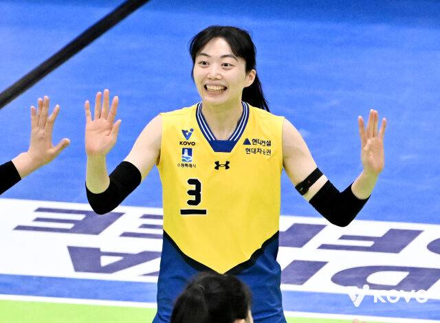 'FA 최대어' 28살 캡틴 세터, 어떻게 하위권 전망→국대 공격수 이탈→1위 맹추격 대반란 이끌었나