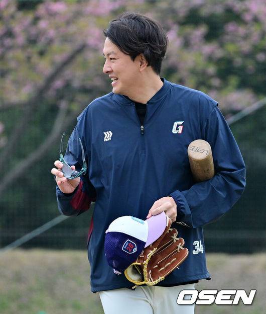 롯데팬들 관심 폭발! 김원중 머리 많이 길렀네→장발 클로저 복귀하나요 “비밀입니다, 관리는 열심히 하는 중” [오!쎈 미야자키]