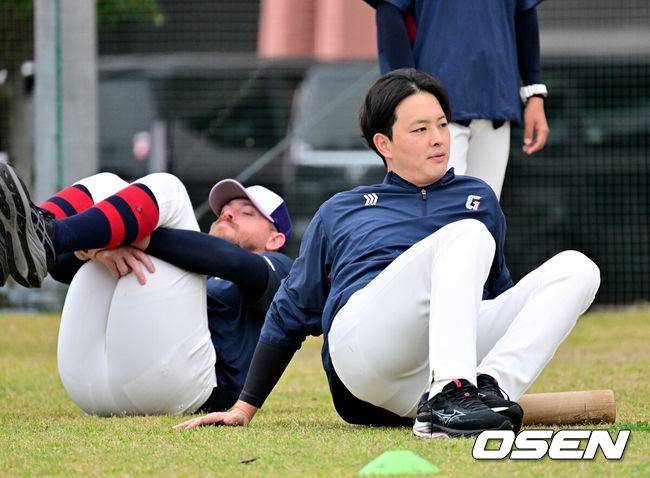 롯데팬들 관심 폭발! 김원중 머리 많이 길렀네→장발 클로저 복귀하나요 “비밀입니다, 관리는 열심히 하는 중” [오!쎈 미야자키]