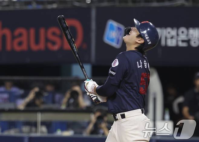 '대만 도박' 롯데, 이강훈 대표·박준혁 단장 철퇴…선수 추가 징계 없다