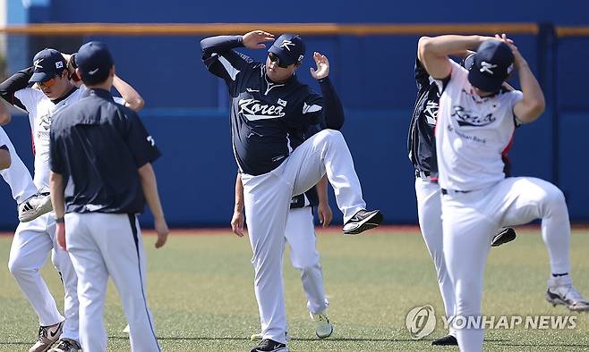 류현진 빠졌다…대표팀, 선발 시계 다시 맞추나