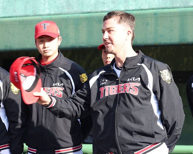 ‘롯데 수비 마스터’ 소환한 이 선수… 이범호 일관된 자신감, “쉽지 않다고? 충분히 뒤집을 것”