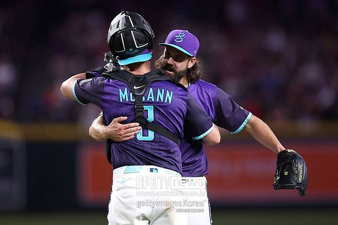 오지환도 그렇게 칭찬했는데, '잠실 예수' 이대로 은퇴인가… LG 복귀도 막혔다, 탈출구는 있을까