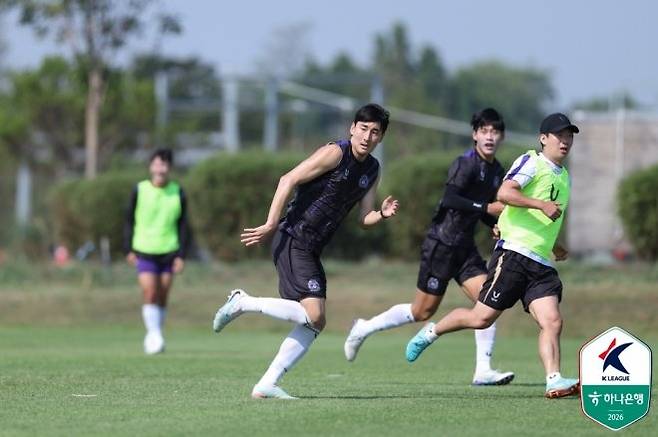 예능 대부 ‘이경규의 사위’ 수식어에 가려진 프로 14년 차 김영찬의 삶···“아무리 힘들어도 버티면 기회는 반드시 온다” [이근승의 믹스트존]