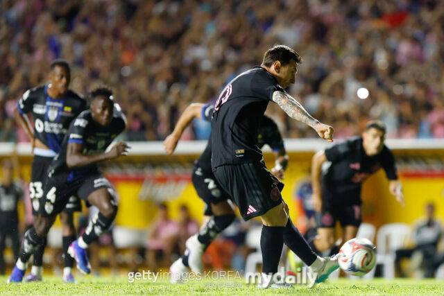 '아르헨티나가 숨죽였다'…경기장 난입한 팬이 메시에게 살인 태클