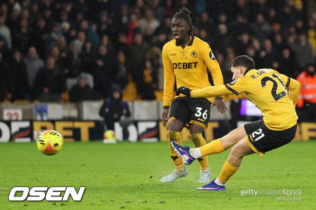 '황희찬 결장' 울버햄튼, '상위권 경쟁' AV 상대로 2-0 완승...리그 2번째 승리 성공