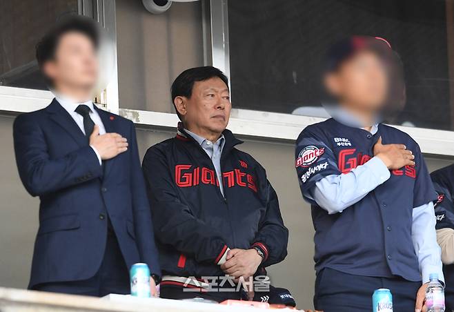 신동빈 회장, 격노했다더니 격려였나?…‘해외도박’ 롯데 선택은 ‘면죄부’였다 “도박해도 한 달 쉬면 됩니다” [김민규의 눈]