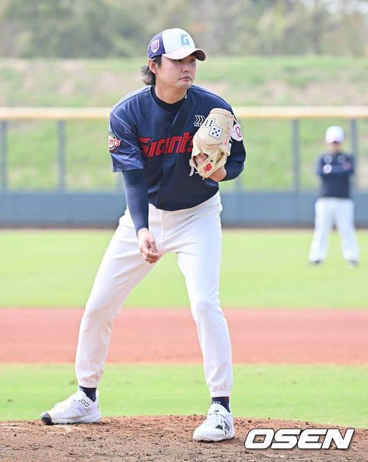 롯데 근심, 원정도박 파문만 있나…한숨 끊이질 않는 김태형 “정철원 페이스가 잘 안 올라오네” [오!쎈 미야자키]