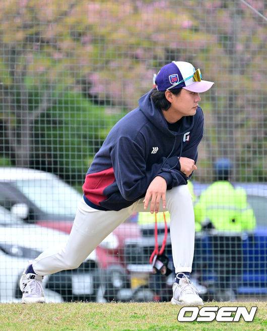 롯데 근심, 원정도박 파문만 있나…한숨 끊이질 않는 김태형 “정철원 페이스가 잘 안 올라오네” [오!쎈 미야자키]
