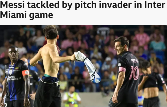 '아르헨티나가 숨죽였다' 메시, '난입 관중'에게 살인태클 당했다...