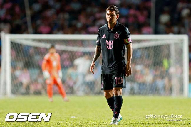 '아르헨티나가 숨죽였다' 메시, '난입 관중'에게 살인태클 당했다...