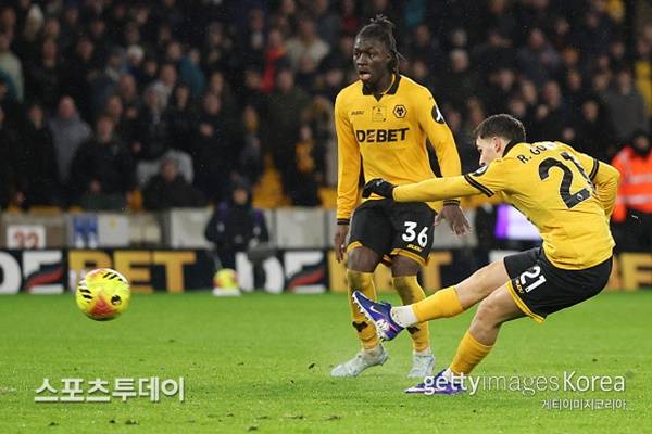 '꼴찌' 울버햄튼, '3위' 애스턴 빌라에 2-0 완승…황희찬은 부상 결장