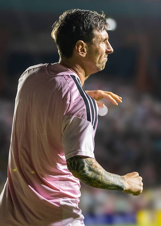 파란만장 리오넬 메시. 심판실 쳐 들어갔던 메시, 이번에는 친선전 관중 난입에 쓰러져... 허탈한 표정, 그래도 결승골 주인공