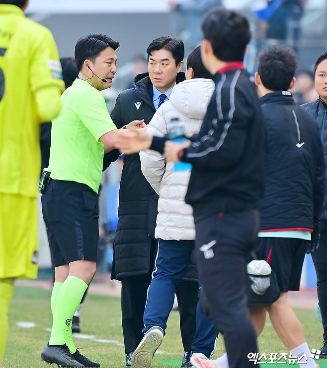 K리그1 개막전 전반 4분 만에 깜짝 중단…경기장서 무슨 일이? [인천 현장]