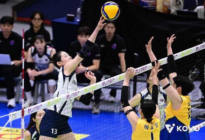 현대건설, IBK기은 꺾고 파죽의 6연승…승점 2점 차 선두 추격