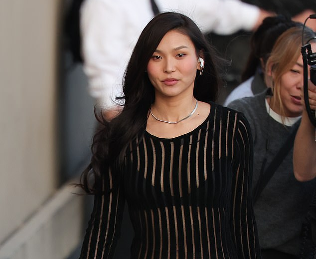 '시스루 노출 의상으로 거리 활보?' 클로이 킴, 올림픽 은메달→돌연 SNS DM 차단…